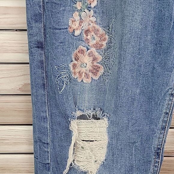 Forever 21 destructed floral jeans Size 31 - Picture 5 of 14